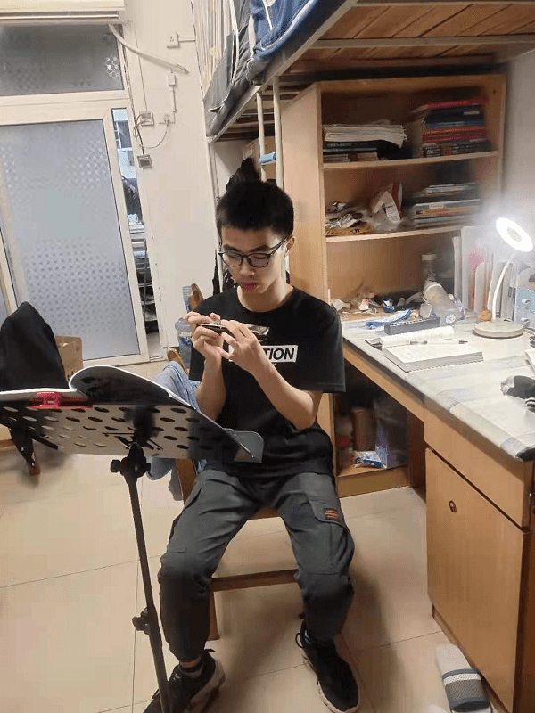 宏德骄子程名：积石如玉砌，鸣声入云端
